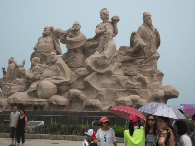 早上吃完早餐,收拾好行李,8:36分从曲阜出发,朝东沿春秋中路行驶300米,右转进入弘道路,在弘道路中石化加油站加93号油144元。沿弘道路一直向前行驶6.5公里,稍向右转走匝道(经曲阜南收费站),朝日照方向,进入日兰高速/G1511。G1511沿途路面大修,经常道路封闭改为逆向单道行驶,时速60公里。距离日照80公里处又改为逆向单道行驶,10:25分车辆突然停驶,10:35分大量司机下车观看前方,我也下车观看前方好像在修路,一会儿有警车驶过。10:50分车辆开始缓行,行驶1公里后发现是单向行驶车道内发生