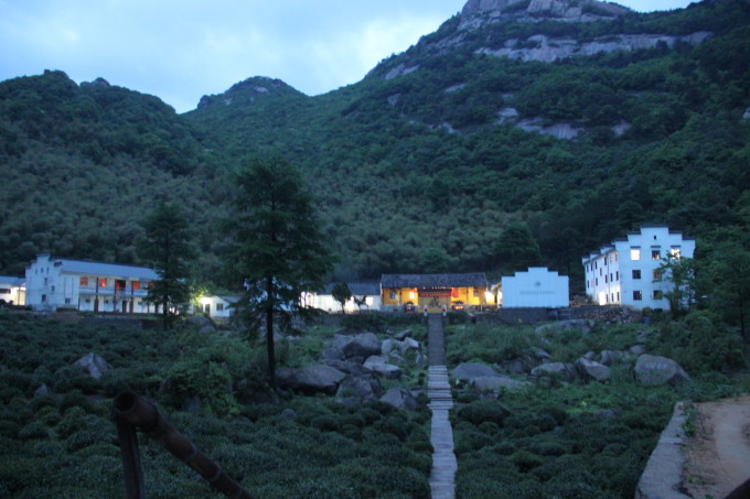 榆次区办事情就是使用这个网站搜索到的这家梧桐雨酒店,这个去哪儿网有一个好处,就是它把像携程、艺龙等这样的网站全都整合到了一起,你自己看看哪家的便宜、方便,你自己决定,类似旅游网站里面的小百度,这家酒店离我办事的地方只有几十米距离,158元间/夜,还是比较干净的,周边有一个吃饭的好地方---莜面村,路过的朋友可以品尝下。 5月6日 工作完了到下午5点多了,夫人在酒店续了半天房等我,我们决定不在这里住了往郭亮方向走吧,天黑我们赶到了长治市入住。 共行驶了862公里。 5月7日 7:30分---出发,导航设定去