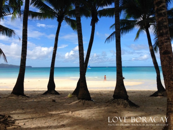 Boracay Regency Beach Resort 两晚 RMB1481.27 from:HOTELS 这是我们此行住的最高端的一家酒店,应该够得上4星标准,酒店超大,游泳池就有3个,走在里边我都有点迷路。酒店位置在S2,离沙滩很近,有自己的专属沙滩,对酒店客人有专属躺椅、浴巾提供,早餐种类还可以。离talipapa很近,去Dmall的话沿着沙滩走个10分钟就到了,旁边有个麦当劳,啥时候都不怕饿肚子了。酒店服务也很好,本来早上出门吃早餐,以为等回来出门的时候再放床头小费,结果等我们回去的时候房间就已