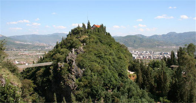 富民是昆明市下辖县,这里的万佛山风景旅游区有