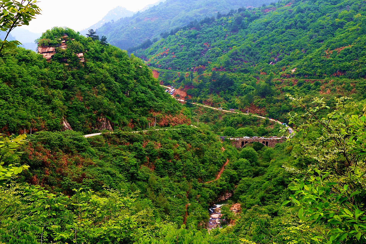 背景:大别山桐枧冲瀑布群,位于湖北旅游名城,红色旅游胜地——麻城市