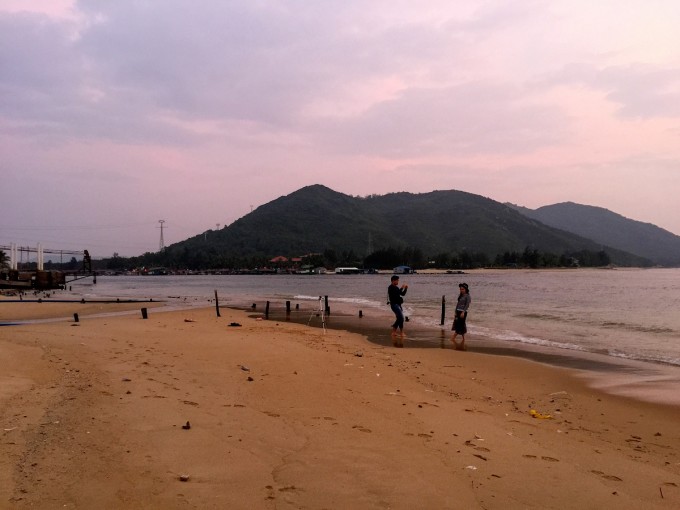 海安下高速,在海安的加油站里问了一个海口的司机,他说去海口从海安的北港码头过海比较快,因为那是火车渡船比较准时,我到徐闻加油站的时间是晚上8点多,我想反正是过海坐船的,在船上可以休息,就直接去海南过夜吧,就按照刚才海口司机说的去北港码头过海,顺着指路牌很快就到了码头,车辆不多,买好票一车一人419元,等了又40分钟,来船了上船,我排在前面,上船后被安排在出口处,第一辆车上岸,渡船实行人车分离,司机不能留在车上,全部进船舱休息,我的睡觉计划被打乱了,只好和所有的司机一样进船舱休息,还好这般是快船,一个多小时