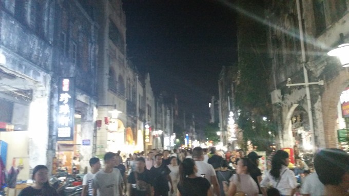 第一次写游记,记得有点像流水账,我只想给自己的青春留下一个回忆,让我以后看到的时候能清晰的想起她。 每次旅游我都要计划上好久,短则一个月,长则半年一年,因为我觉得要有一个完美的旅行,一定要先在网上找半天,景点、酒店、美食、交通,全都要准备好,这次10天内决定的算是快的了。 现在觉得虽然旅行要准备地完美,但一定要有说走就走的勇气,好几次准备了去