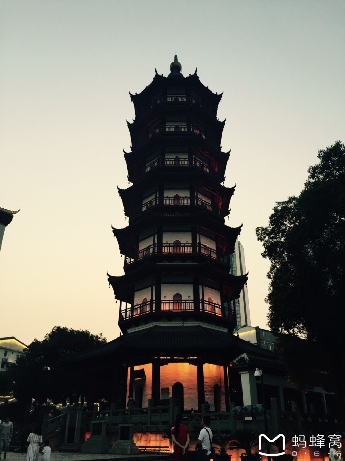 6月3日晚上集体买的火车票,和广州做个短暂的别离。我们的团队的位置离的很近,大家你一句我一句的,很快就熟悉了,果然有共同的话题就是容易聊到一起,听着大家的徒步经历,有的真的是大牛啊~~ 火车缓缓的前行,离我们的目的地越来越近,火车到达庐山的时候,大家开始收拾行李,下一站就是九江站了。这里说一下,去庐山在九江火车站下比较近,下车后就有直达庐山的大巴(费用好像15,我们是集体包车去的),大巴可以到达庐山东门的。 本次出行,因为是将近二十个人的火车团,我们在当地找了一个地陪,庐山门票180,我们跟着地陪走,另辟