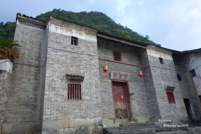 钱兴烈士像 钱兴烈士塑像矗立在黄姚镇宝珠观中共广西省工委纪念馆前的小广场上,塑像高3米,玻璃钢塑造。塑像基座高2.6米,宽1.5米,台基边长1.1米,台下阶梯三级总高0.5米,为花岗岩结构。这一尊塑像是为了纪念中共广西省第一任工委书记钱兴于1986年兴建的。 古戏台 古戏台位于姚江边,宝珠观东侧。 始建于明朝嘉靖三年,也就是1524年的黄姚古戏台。它属单檐歇山木石砖瓦结构,整座戏台平面呈凸字形,是一座八柱式,带后台、厢台、边栏的亭阁式戏台。 广西省工委旧址、钱兴烈士像、古戏台三个景点都在检票入口处。 石