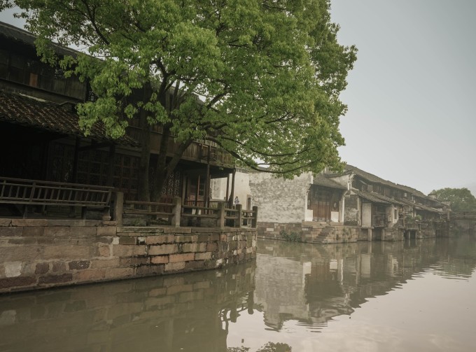 梦入江南烟水路,行尽江南,不与离人遇 题记 四月,春天已经悄然离去,而夏天还没有到来。堤岸两旁的桃花已经凋零,散落一地。 初到江南,春光明媚。暖暖的阳光洒在窗前,洒在桌子上,投下好看的阴影。 就这样慵懒地坐在小河边,或者漫无目的地走在青石板的街上,一个人自由,洒脱又寂寥。