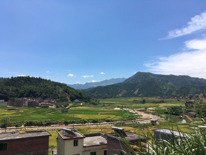 自从上次在哈尔滨看中央大街之后(刚开始到哈尔滨,只觉得整条大街,只是有很多旧建筑,很有feel罢了。直到后来特意走了一趟犹太博物馆,再走在中央大街感觉完全不一样了。),我跟老婆都有个默契,去到一个地方最好都要到当地博物馆看看。所以这次我们决定也要去博物馆走一走。(百度百科:中国瑶族博物馆(广东瑶族博物馆)坐落在连南瑶族自治县高寒山区自愿移民示范区内,占地面积47.